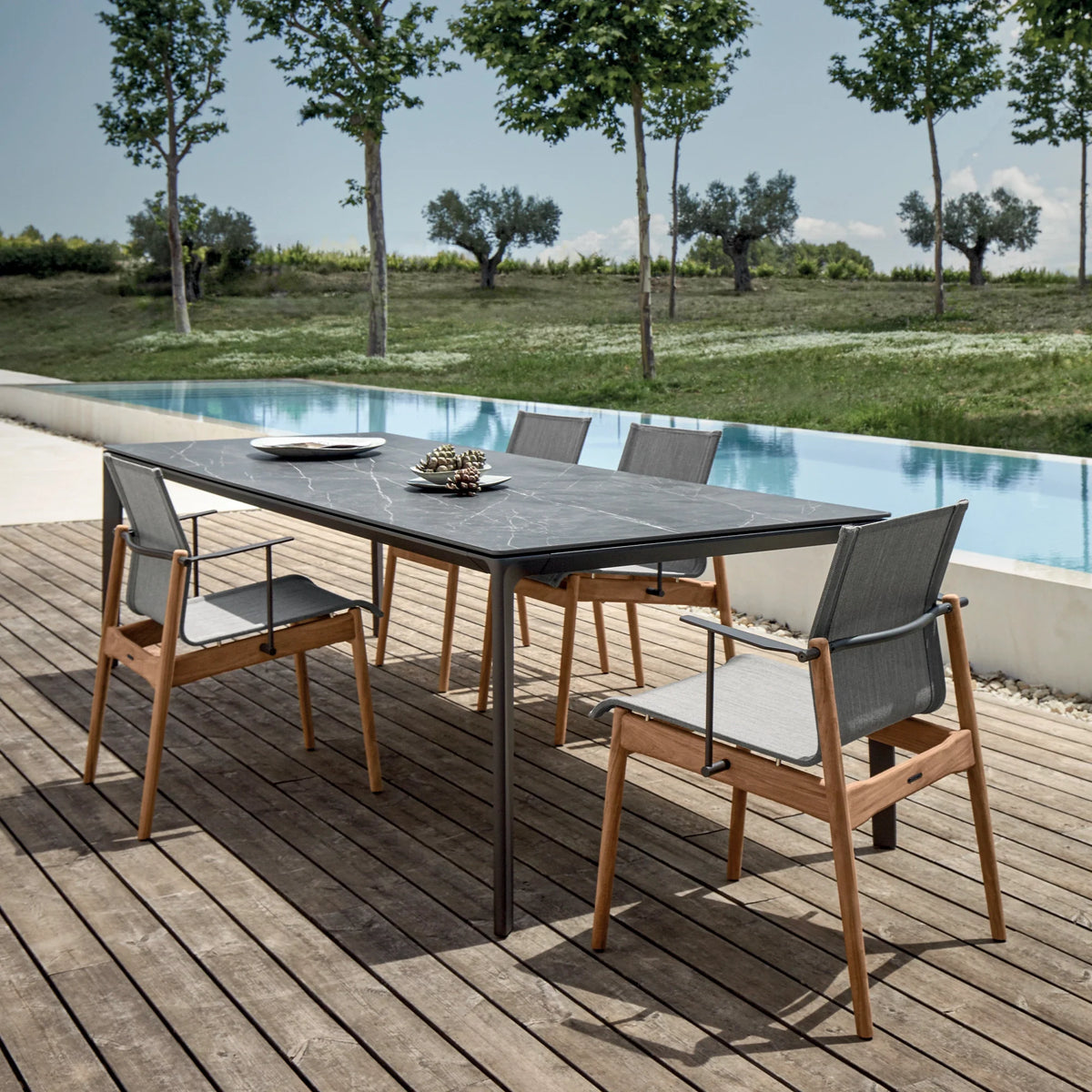Sway - Chaise extérieure en teck par Gloster